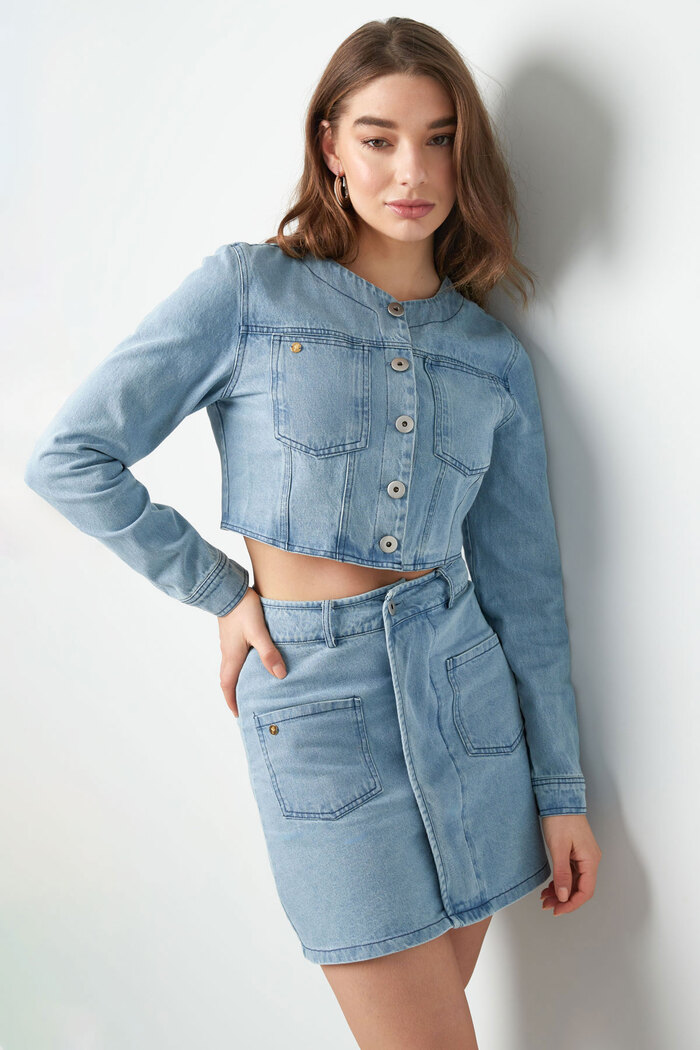 Kurz geschnittene Jeansjacke mit Knöpfen – blau  Bild2